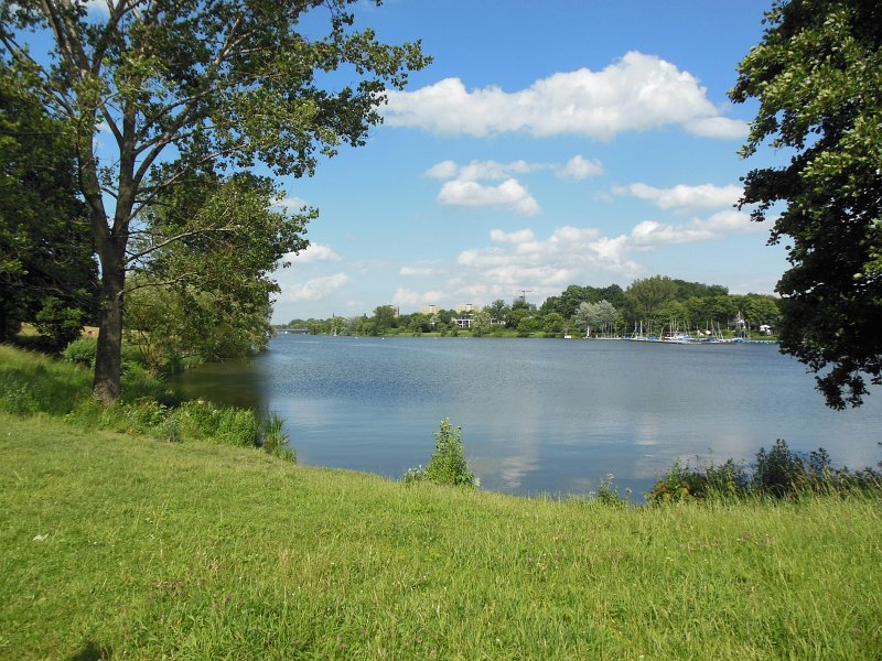 munster aasee.jpg - We fietsen Münster weer binnen via een prachtig park met de grote Aasee.